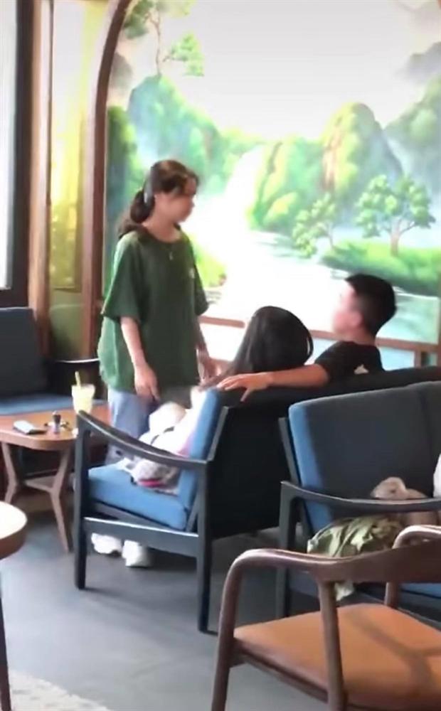 Màn đánh ghen lạ đời khi kẻ thứ 3 được làm khán giả xem trọn cú liên hoàn chưởng, thân phận của cô gái gây tranh cãi-1