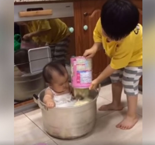 Nghe lời bố mẹ ở nhà pha sữa cho em gái uống, nhìn cách anh trai thực hiện mà bố mẹ chỉ còn biết câm nín-1