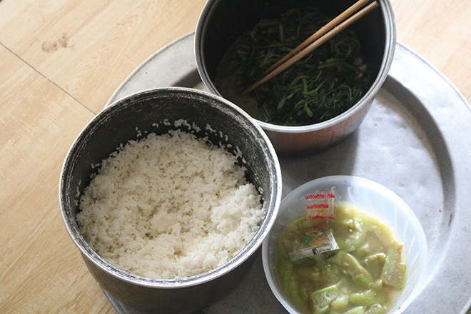 Tận cùng khốn khổ cảnh bà ngoại gần 80 tuổi nuôi đàn cháu mồ côi cha mẹ-7