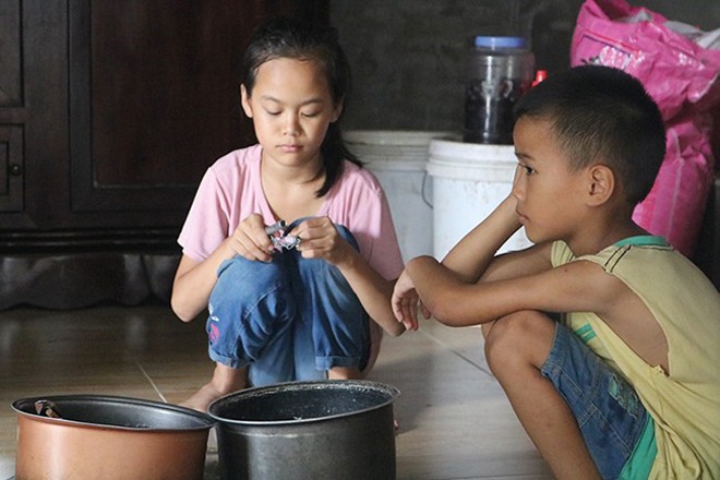 Tận cùng khốn khổ cảnh bà ngoại gần 80 tuổi nuôi đàn cháu mồ côi cha mẹ-8