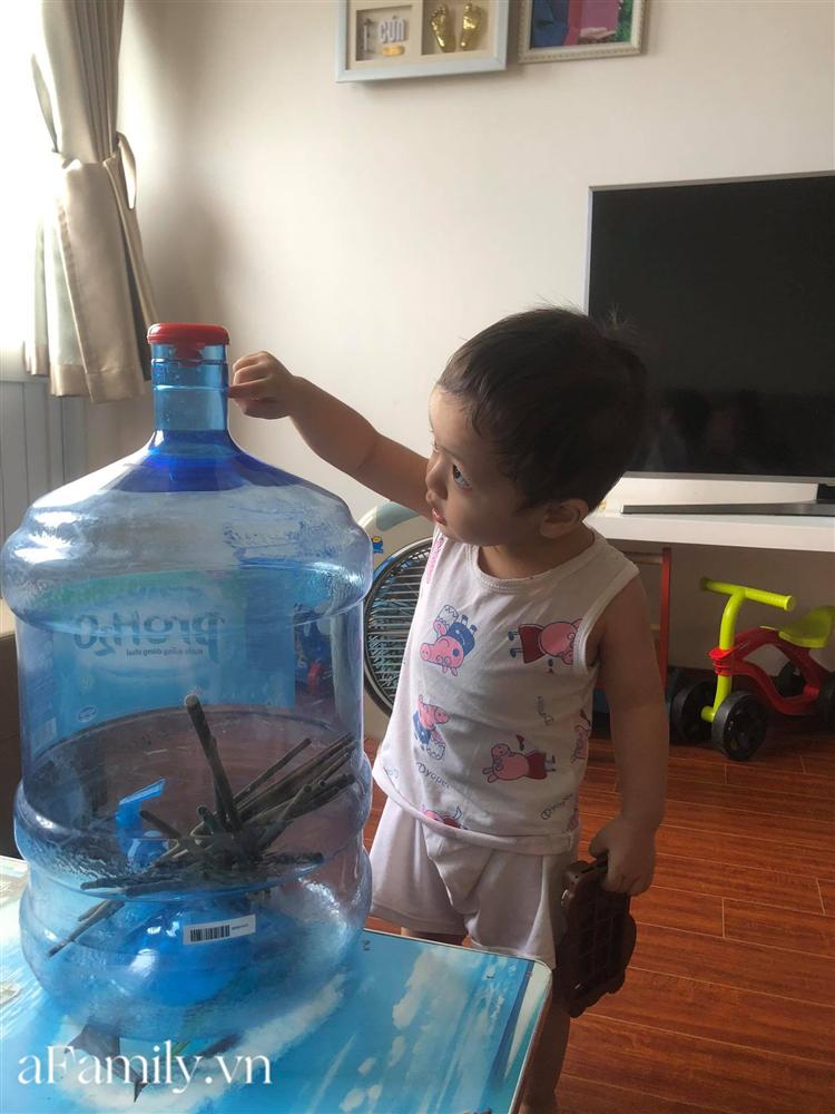 Bị mẹ phạt vì trông con không cẩn thận, bố đang miệt mài chuộc lỗi ai ngờ bị con trai bán đứng từ lúc nào-1