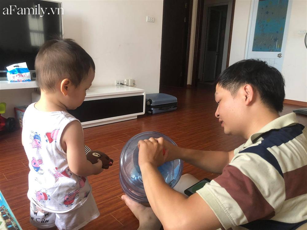 Bị mẹ phạt vì trông con không cẩn thận, bố đang miệt mài chuộc lỗi ai ngờ bị con trai bán đứng từ lúc nào-3