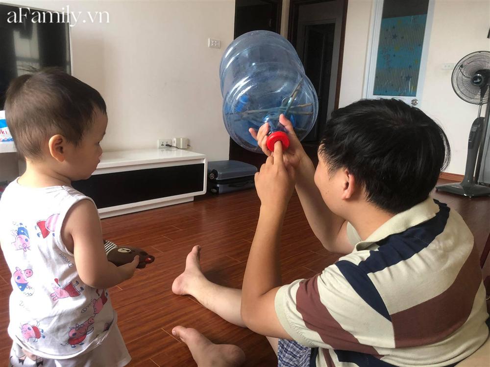 Bị mẹ phạt vì trông con không cẩn thận, bố đang miệt mài chuộc lỗi ai ngờ bị con trai bán đứng từ lúc nào-4