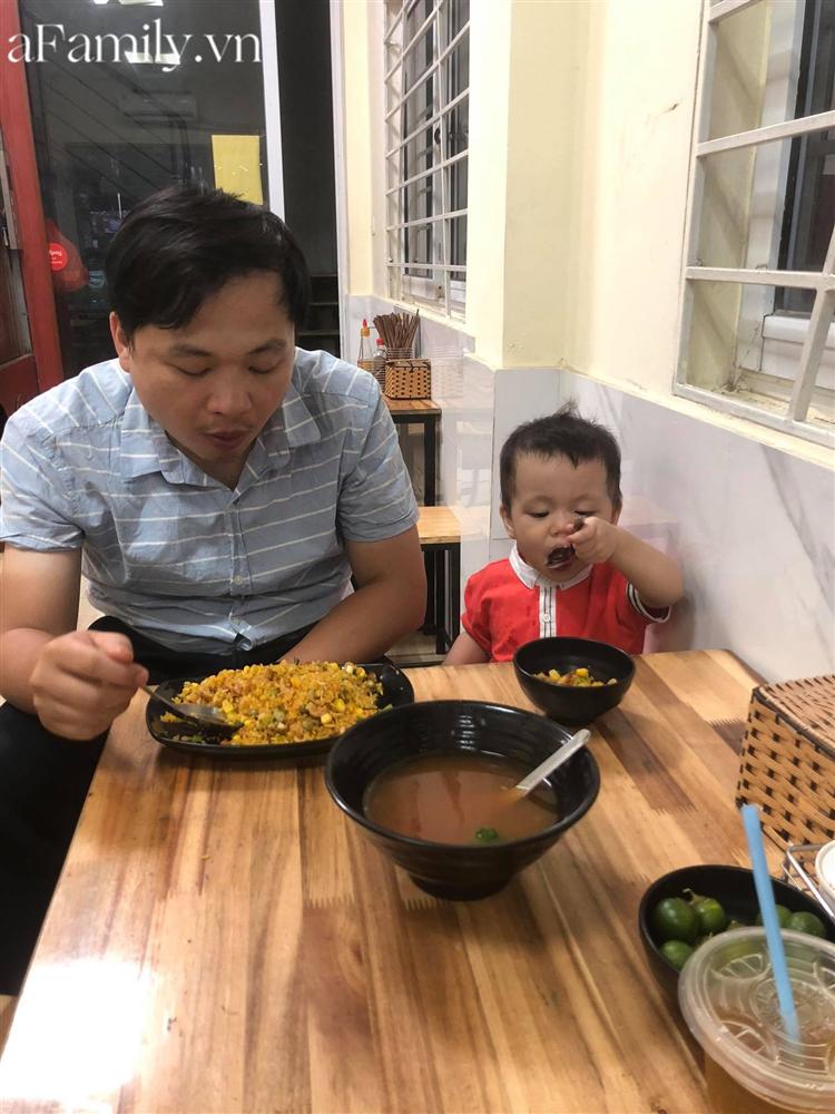 Bị mẹ phạt vì trông con không cẩn thận, bố đang miệt mài chuộc lỗi ai ngờ bị con trai bán đứng từ lúc nào-5