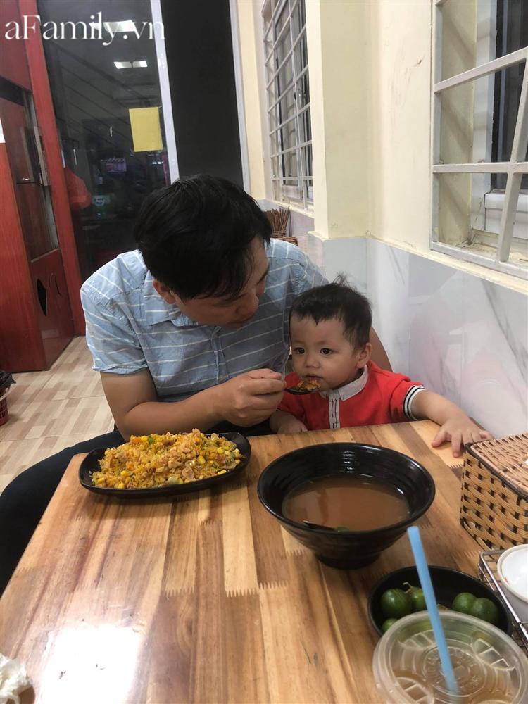 Bị mẹ phạt vì trông con không cẩn thận, bố đang miệt mài chuộc lỗi ai ngờ bị con trai bán đứng từ lúc nào-6