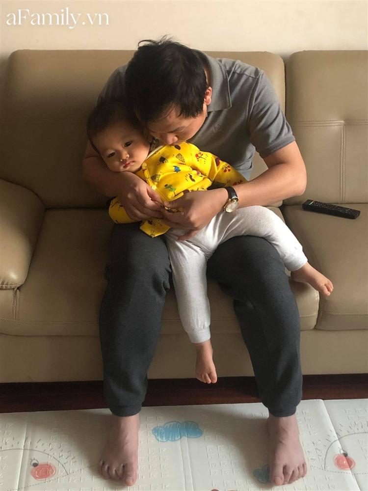 Bị mẹ phạt vì trông con không cẩn thận, bố đang miệt mài chuộc lỗi ai ngờ bị con trai bán đứng từ lúc nào-7