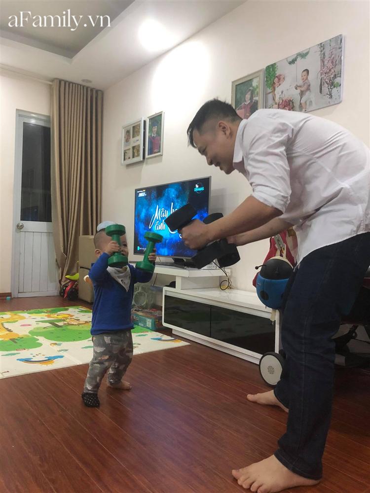 Bị mẹ phạt vì trông con không cẩn thận, bố đang miệt mài chuộc lỗi ai ngờ bị con trai bán đứng từ lúc nào-8