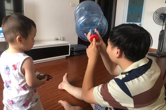 Bị mẹ phạt vì trông con không cẩn thận, bố đang miệt mài chuộc lỗi ai ngờ bị con trai 