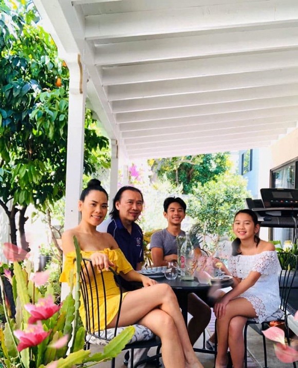 Không gian sân vườn nhỏ xinh như chốn cổ tích của ca sĩ Trúc Linh ở Mỹ-6