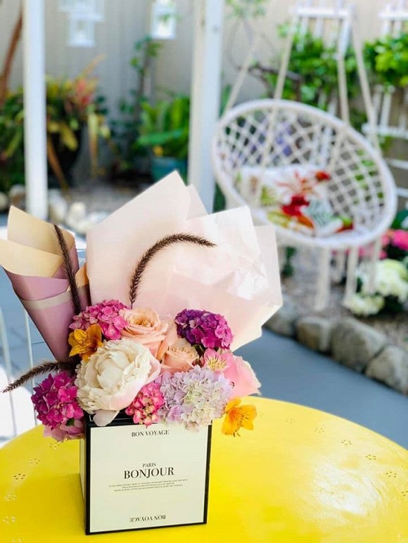 Không gian sân vườn nhỏ xinh như chốn cổ tích của ca sĩ Trúc Linh ở Mỹ-9