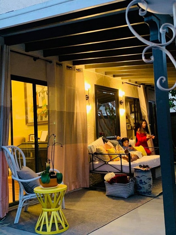 Không gian sân vườn nhỏ xinh như chốn cổ tích của ca sĩ Trúc Linh ở Mỹ-11