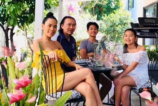 Không gian sân vườn nhỏ xinh như 'chốn cổ tích' của ca sĩ Trúc Linh ở Mỹ