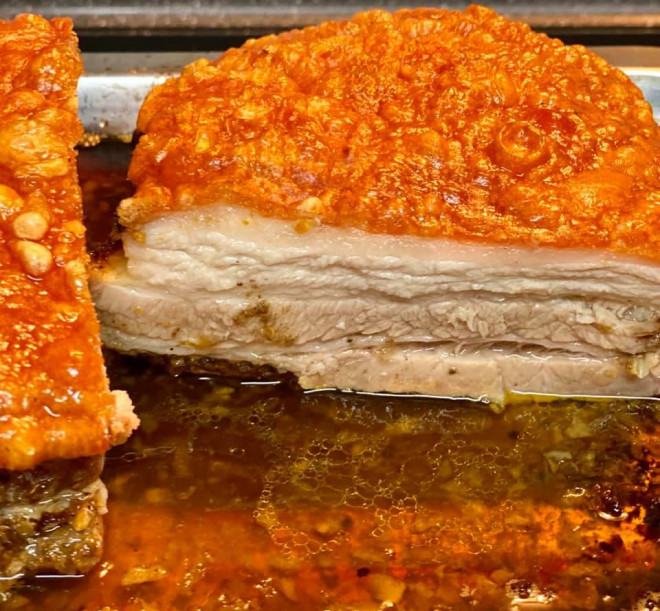 Xát thứ nước của loại quả này vào, lớp bì thịt lợn quay vàng rộm, thơm lừng, giòn tan không khác gì mua ngoài tiệm-2