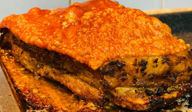 Xát thứ nước của loại quả này vào, lớp bì thịt lợn quay vàng rộm, thơm lừng, giòn tan không khác gì mua ngoài tiệm-3