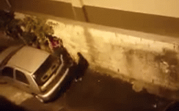 Loay loay tìm chỗ giải quyết nỗi buồn, 2 cô gái nhận ngay một xô nước hất từ trên cao xuống-1