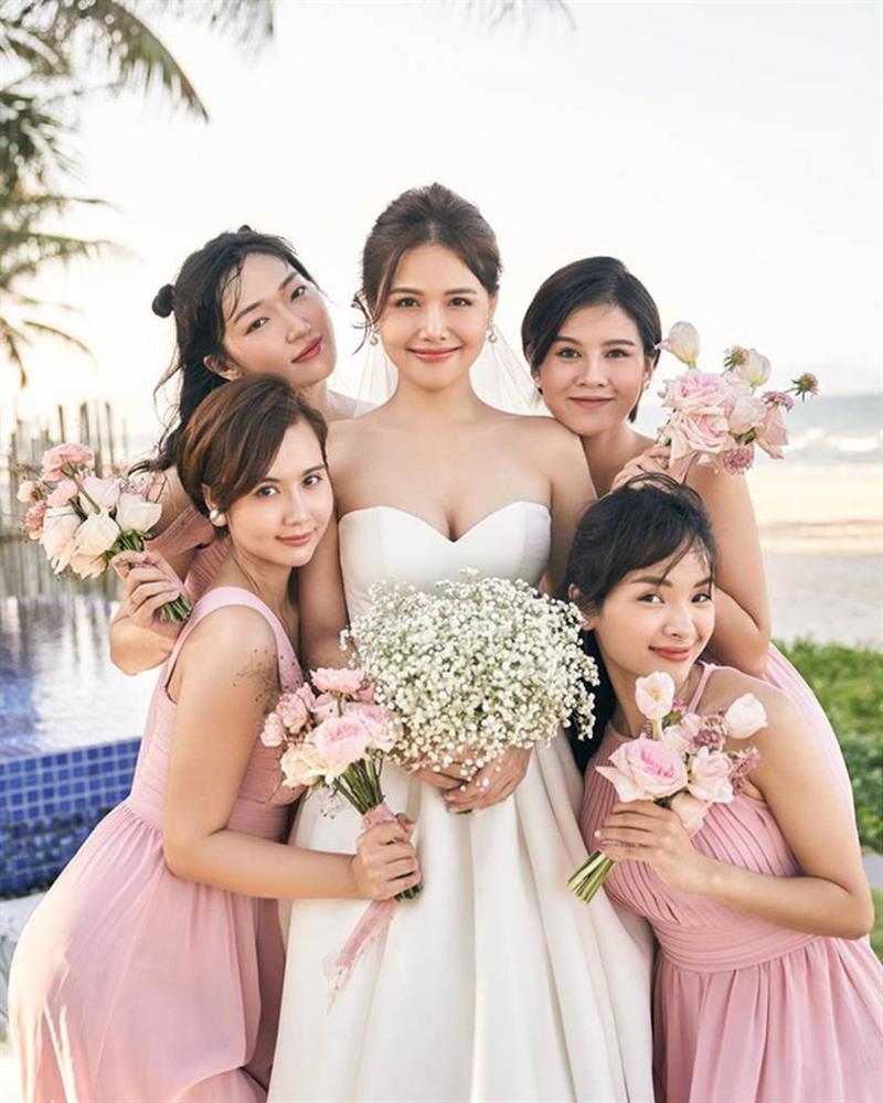 Phanh Lee tung thêm ảnh trong đám cưới với thiếu gia Cocobay, vòng 1 khủng của cô dâu trở thành tâm điểm-1