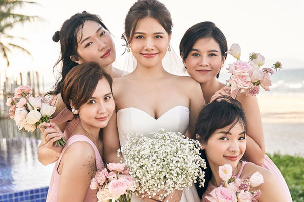 Dân mạng giật mình với clip các em bé cạo vỏ bánh cưới để ăn mà không dám đụng phần nhân, hóa ra sự thật về những chiếc bánh cưới hoành tráng là đây-5