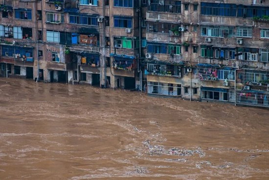 Cảnh tượng ngập diện rộng làm đập Tam Hiệp ‘gồng mình’ chống lũ