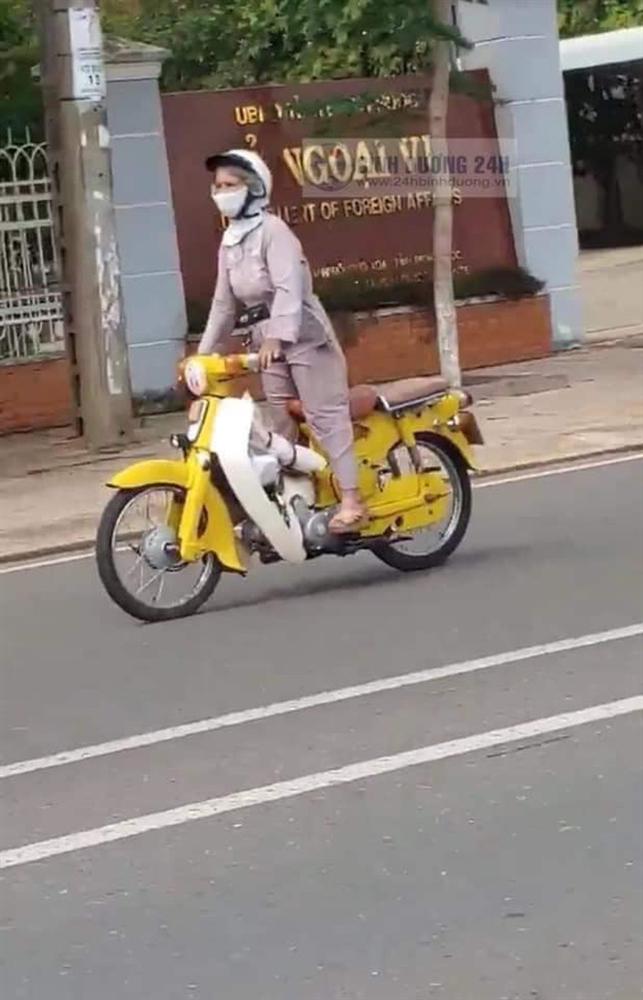 Clip: Người phụ nữ lớn tuổi làm xiếc khi lái xe máy tốc độ cao trên đường khiến nhiều người thót tim-1