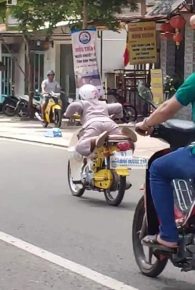 Clip: Người phụ nữ lớn tuổi làm xiếc khi lái xe máy tốc độ cao trên đường khiến nhiều người thót tim-2