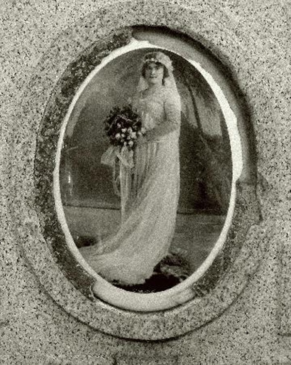 Câu chuyện rùng mình về cô gái trẻ đang lâm bồn thì qua đời, được cho mặc áo cưới lúc chôn cất đến 6 năm sau thi thể vẫn nguyên vẹn-1