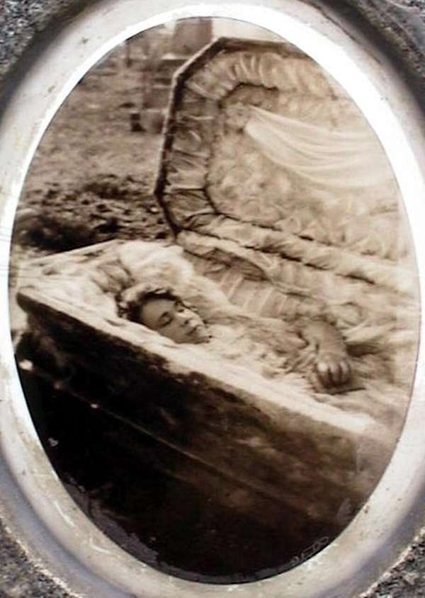 Câu chuyện rùng mình về cô gái trẻ đang lâm bồn thì qua đời, được cho mặc áo cưới lúc chôn cất đến 6 năm sau thi thể vẫn nguyên vẹn-2