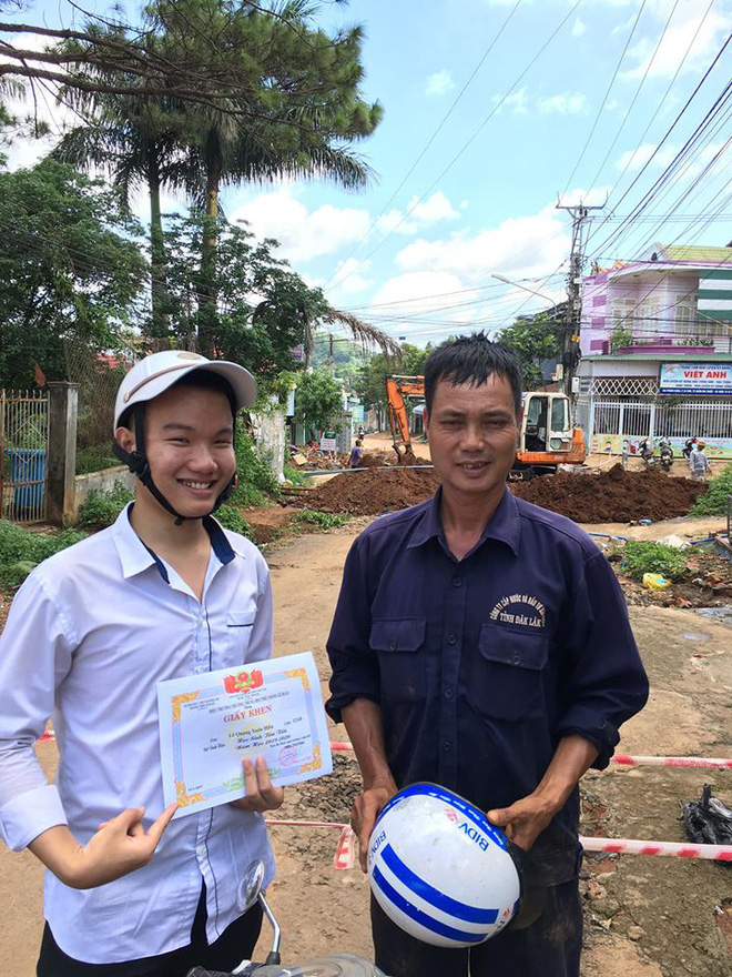 Lần đầu được danh hiệu tiên tiến, nam sinh mang giấy khen đi check-in khắp nơ-7