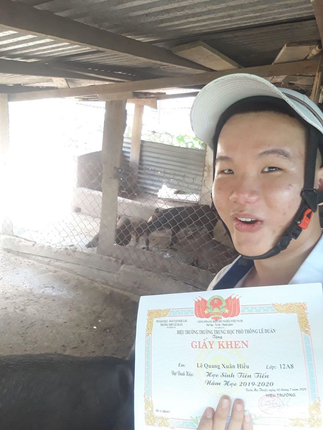 Lần đầu được danh hiệu tiên tiến, nam sinh mang giấy khen đi check-in khắp nơ-14