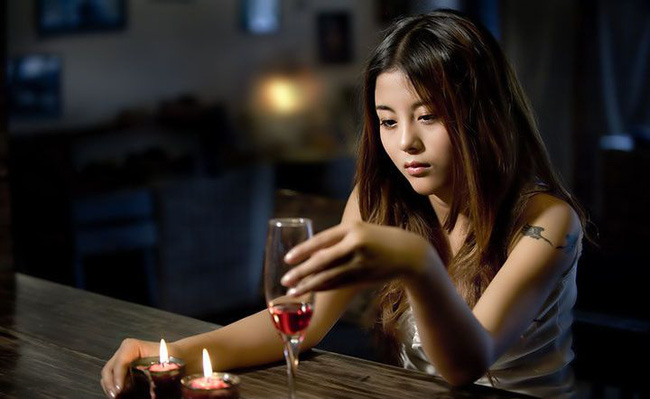 Chán cảnh chồng bợm nhậu say bí tỉ tối ngày, vợ chơi chiêu lấy độc trị độc khiến anh nhìn thấy rượu đã xanh mặt-1