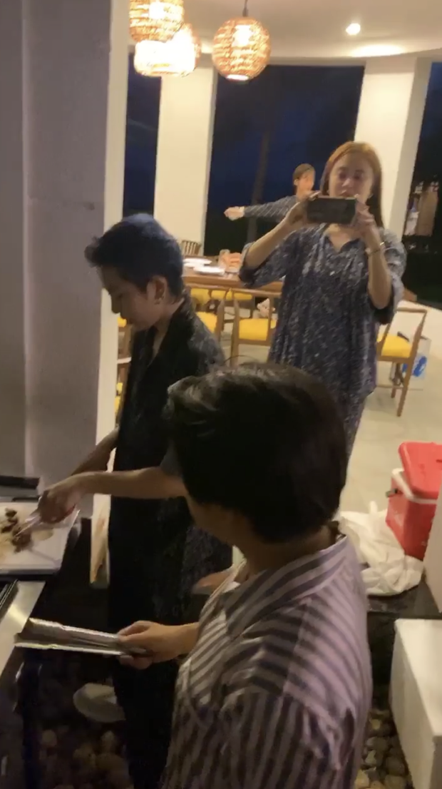 Hoàng Thuỳ Linh diện đồ ngủ đôi, dính nhau như sam trong tiệc sinh nhật Gil Lê: Thế này muốn giấu cũng khó!-2