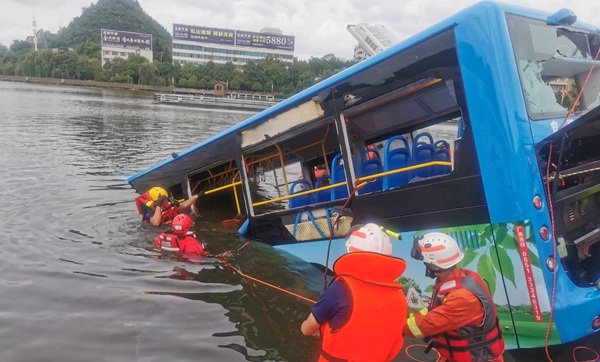 Trung Quốc: Xe bus chở học sinh đi thi Đại học lao xuống hồ nước khiến 21 người chết, 15 người bị thương-1