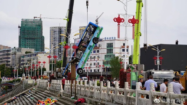 Trung Quốc: Xe bus chở học sinh đi thi Đại học lao xuống hồ nước khiến 21 người chết, 15 người bị thương-2