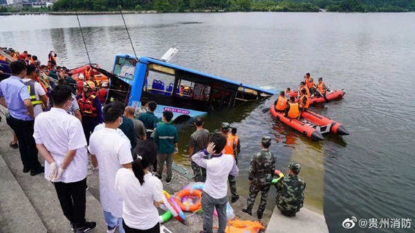 Trung Quốc: Xe bus chở học sinh đi thi Đại học lao xuống hồ nước khiến 21 người chết, 15 người bị thương-3