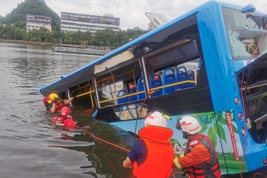 Trung Quốc: Xe bus chở học sinh đi thi Đại học lao xuống hồ nước khiến 21 người chết, 15 người bị thương
