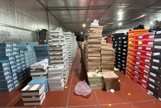 Cận cảnh kho hàng lậu rộng hơn 10.000m2 chuyên livestream bán hàng trên Facebook