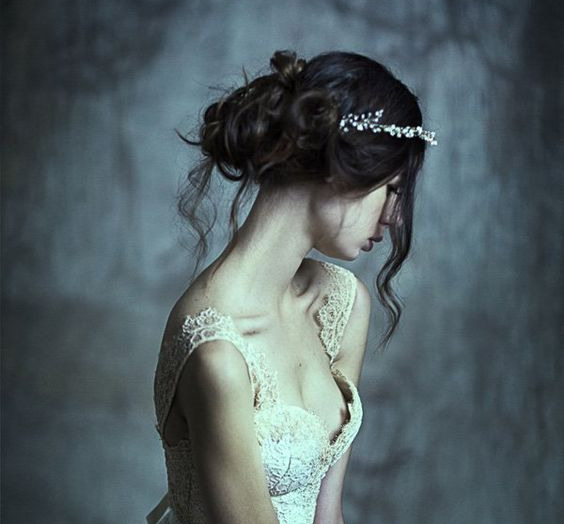 Đoàn rước dâu đang đi trên đường thì đột ngột rẽ vào nghĩa trang, hành động sau đó của chú rể khiến tôi sốc đến mức lao ra khỏi xe hoa đòi hủy hôn-1