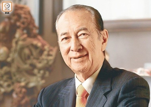 Tang lễ Vua sòng bài Macau: 3 con gái út trực tiếp chỉ đạo sắp xếp hậu sự của bố, cỗ quan tài gỗ quý trị giá gần 24 tỷ đồng-1