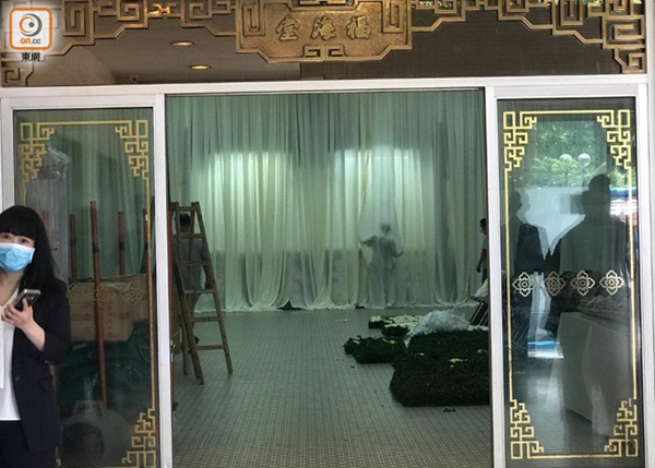 Tang lễ Vua sòng bài Macau: 3 con gái út trực tiếp chỉ đạo sắp xếp hậu sự của bố, cỗ quan tài gỗ quý trị giá gần 24 tỷ đồng-2