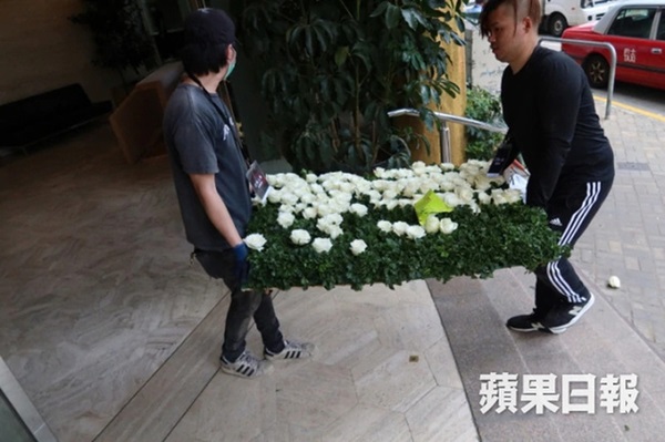 Tang lễ Vua sòng bài Macau: 3 con gái út trực tiếp chỉ đạo sắp xếp hậu sự của bố, cỗ quan tài gỗ quý trị giá gần 24 tỷ đồng-3