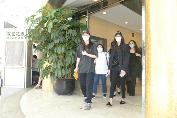 Tang lễ Vua sòng bài Macau: 3 con gái út trực tiếp chỉ đạo sắp xếp hậu sự của bố, cỗ quan tài gỗ quý trị giá gần 24 tỷ đồng-5