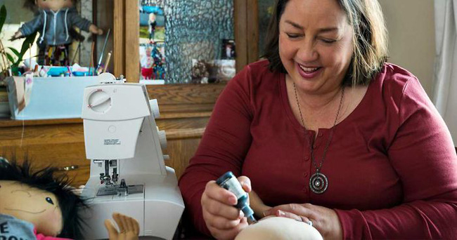 Bà mẹ tự làm búp bê nhưng con nào cũng khiếm khuyết, khi biết lý do ai cũng nghẹn ngào xúc động-1