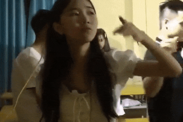 Cô gái bị nhóm thanh niên ép ăn 10 cây kẹo một lúc rồi mới mua: Ăn xong rơi nước mắt, nhưng không trách họ-4