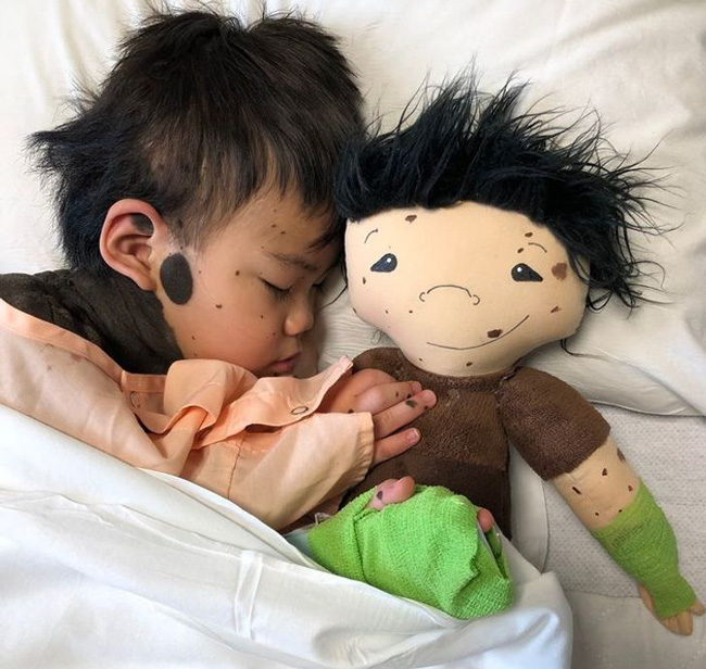 Bà mẹ tự làm búp bê nhưng con nào cũng khiếm khuyết, khi biết lý do ai cũng nghẹn ngào xúc động-17