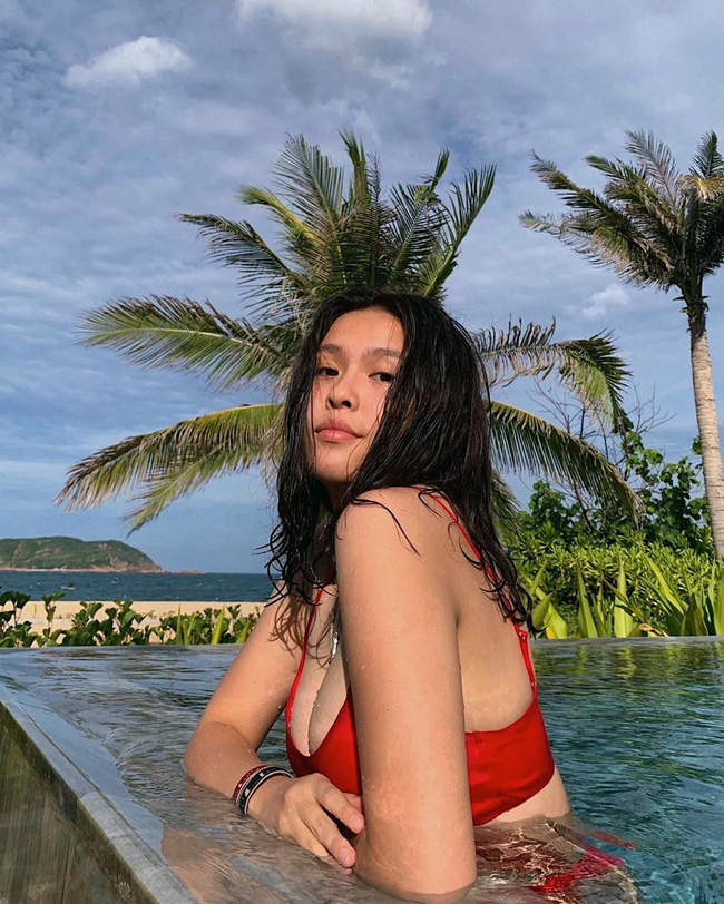 Bất ngờ với hình ảnh diện bikini tạo dáng quyến rũ như cô thiếu nữ của con gái lớn nhà Phượng Chanel-2