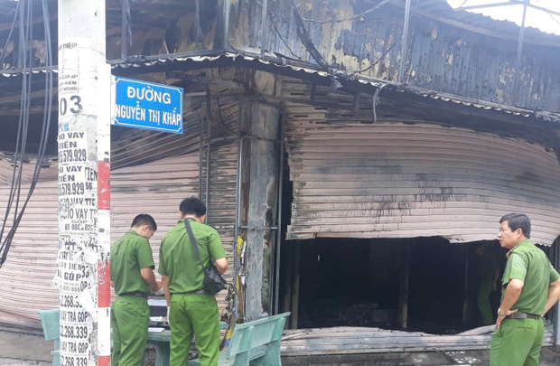 3 người tử vong tại tiệm cầm đồ ở Bình Dương là 2 vợ chồng và con trai 6 tuổi, nghi án đốt nhà tự tử-3