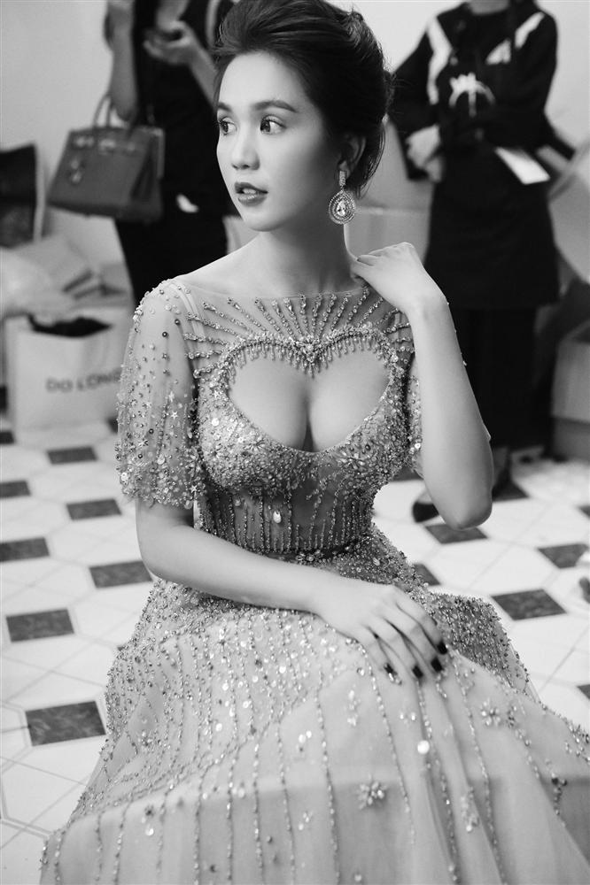 Diện đầm gợi cảm mà vòng 1 ngồn ngộn thì chưa chắc đã đẹp, cứ nhìn Ngọc Trinh đụng hàng Huyền My, Lương Thùy Linh là rõ-2