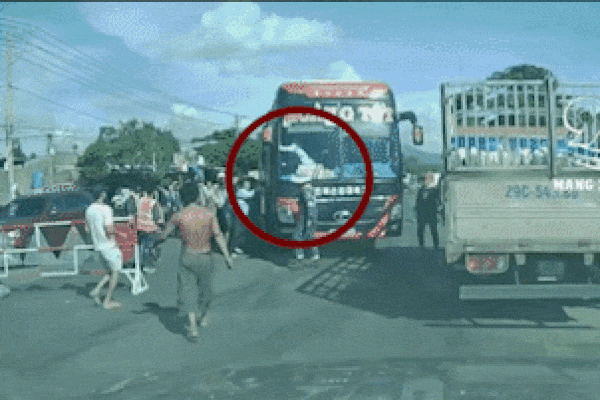 CLIP: Đánh người điều tiết giao thông, nhân viên xe khách bị