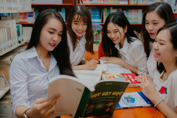 Nhiều trường ở TP. HCM đang tổ chức thu tiền ôn tập của học sinh lớp 12 thi THPT 2020?-1