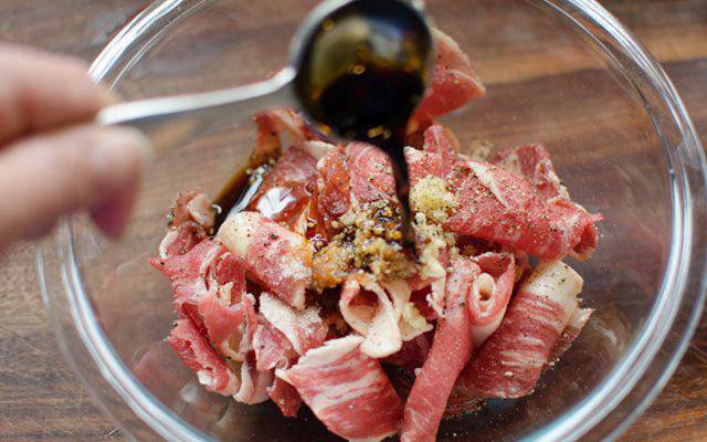 Thịt bò nhà hàng mềm, thơm, mọng: Hóa ra gói gọn ở nguyên liệu cực dễ kiếm này-4