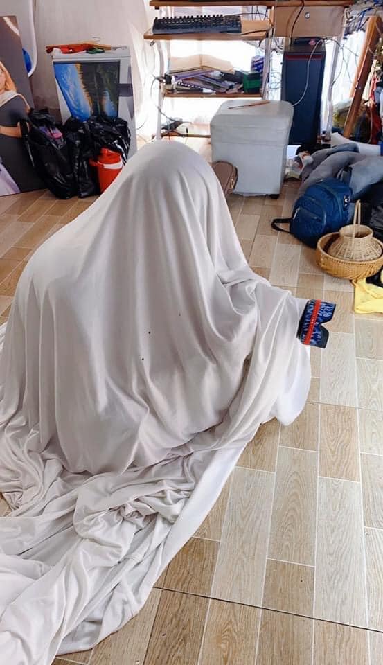 Cười té ghế hậu trường chụp ảnh cho trẻ: Bé sợ người lạ nên thợ phải ngụy trang bá đạo, nhưng nhìn ảnh dân mạng còn sợ hơn-1